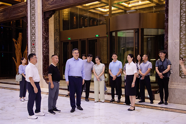 湖南省商務(wù)廳副廳長(zhǎng)鄧衛(wèi)平一行蒞臨理想華萊調(diào)研指導(dǎo)工作