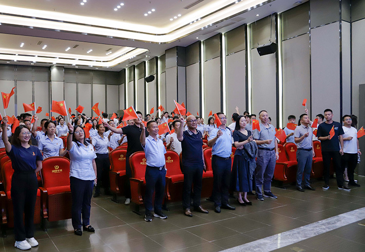 銘記歷史征程 凝聚奮進(jìn)力量  理想華萊職工觀看紀(jì)念中國人民抗日戰(zhàn)爭暨世界反法西斯戰(zhàn)爭勝利80周年大會